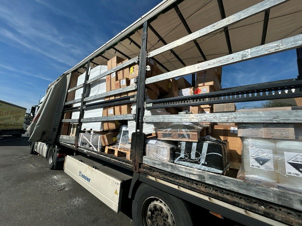 Keine Sicherung, keine Kennzeichnung: Der Lkw wurde nach der Kontrolle zu einem Abstellplatz eskortiert. ⇒ LPD VORARLBERG