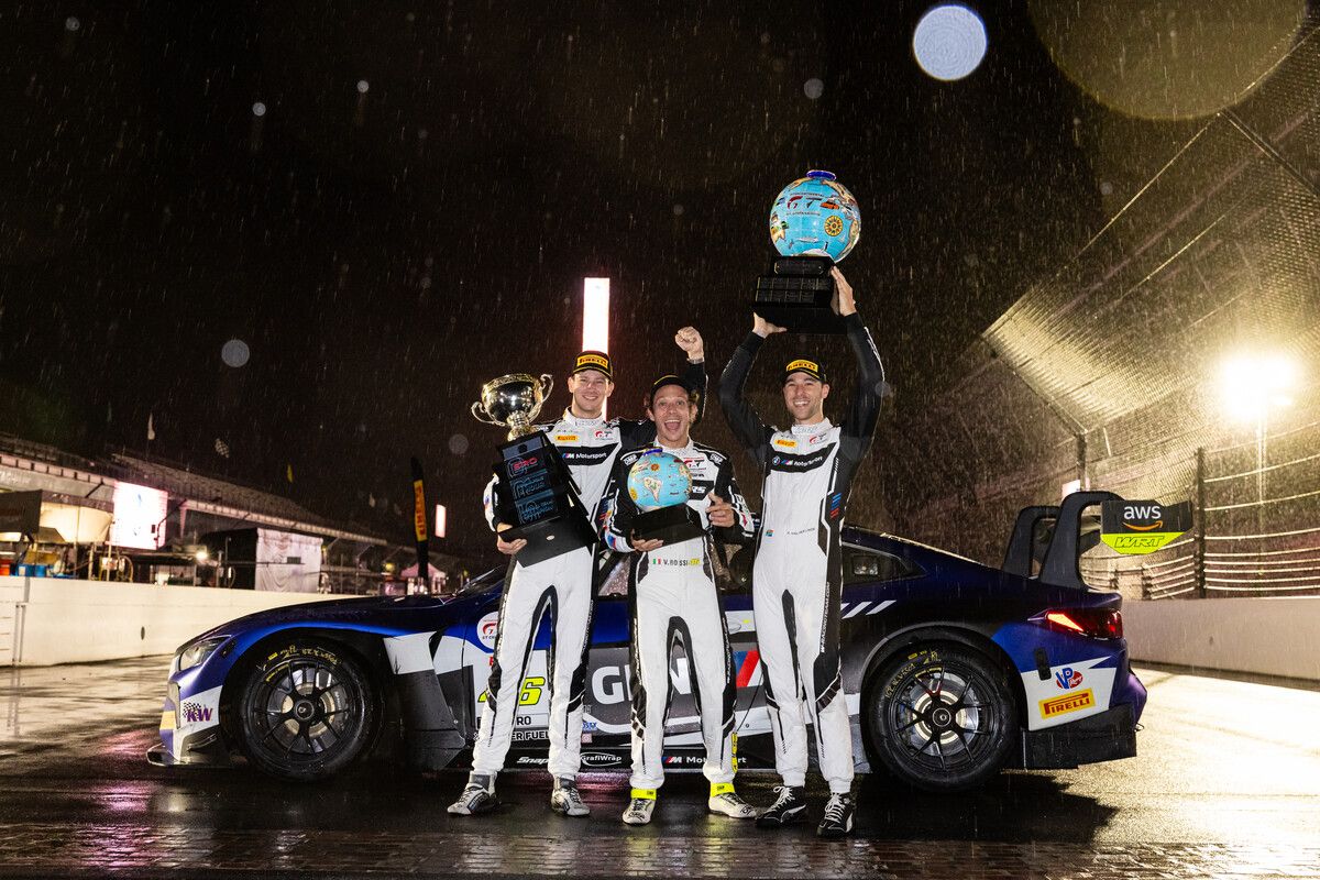 Kelvin van Der Linde (r.) mit Valentino Rossi und Charles Weerts (l.).⇒Lagunas