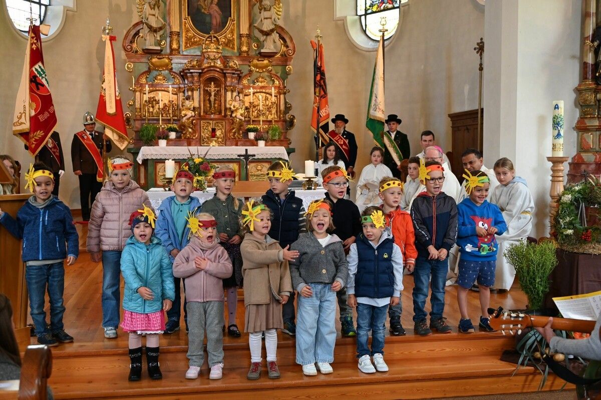 Kinder des Waldner Kindergartens eröffneten den Festgottesdienst mit einem fröhlichen Lied.⇒dob (2)