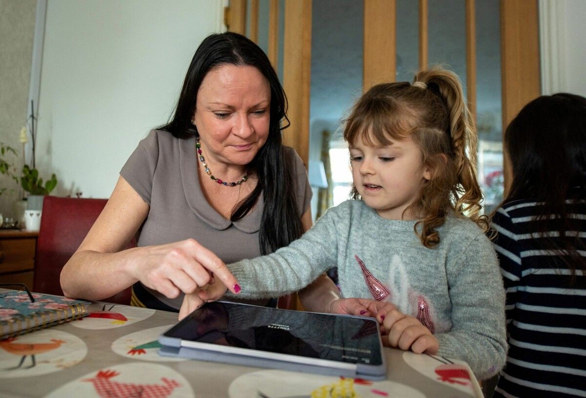 Kinder zu Hause zu unterrichten, ist eine große Herausforderung. In Vorarlberg gibt es derzeit nur noch rund 100 Schülerinnen und Schüler im häuslichen Unterricht. ⇒Symbolbild