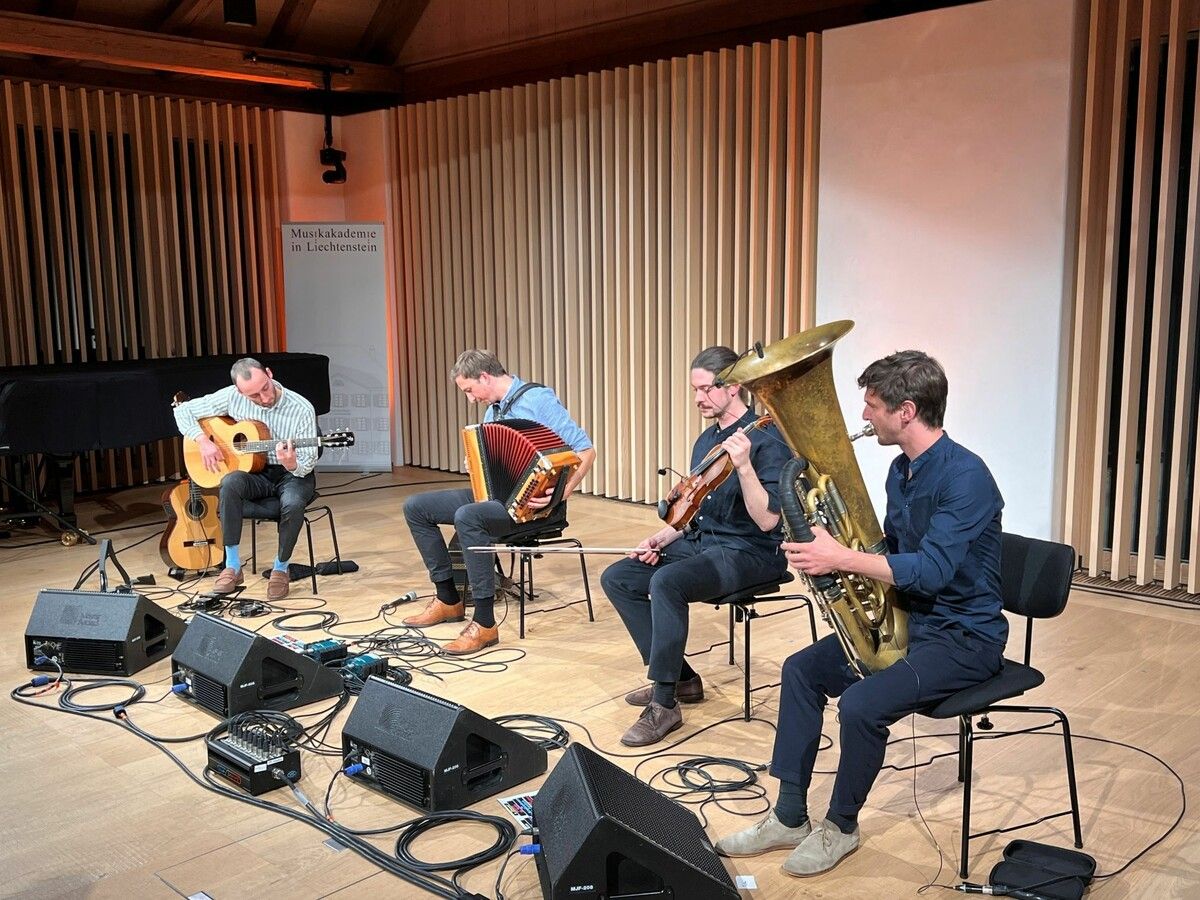 Klangwelten zwischen Tradition und Moderne: Maxjosephs Neudefinition der Volksmusik im Hagenhaus. ⇒Andreas Marte