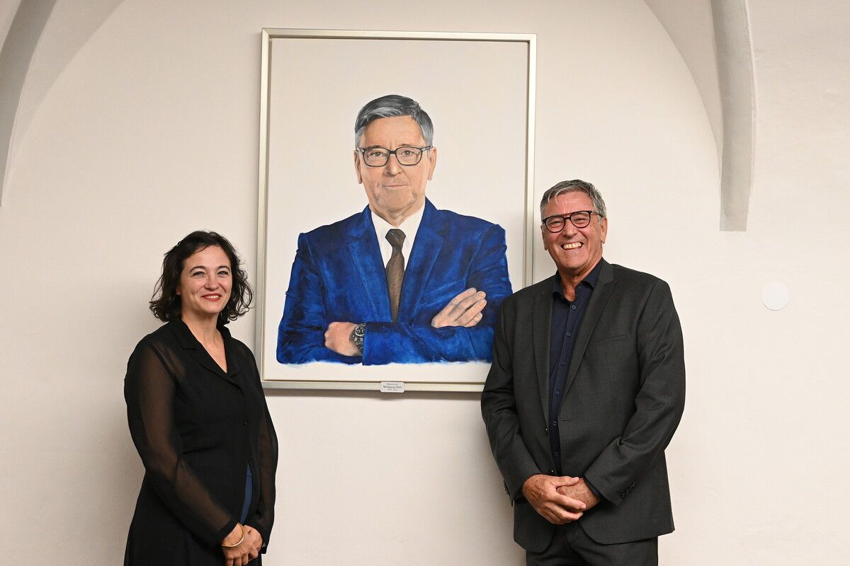 Künstlerin Rebecca Marent und Alt-Bürgermeister Wolfgang Matt vor dem Porträt. ⇒Stadt Feldkirch