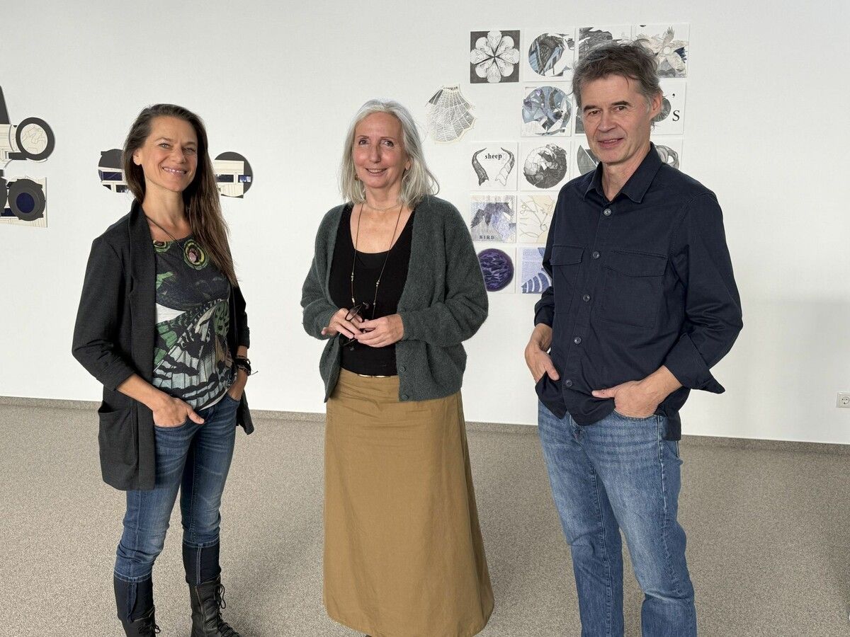 Kuratorin und Künstlerin Ch. Lingg (M.), Birgit Pleschberger und Albrecht Zauner präsentieren ihre Werke. ⇒Franc König