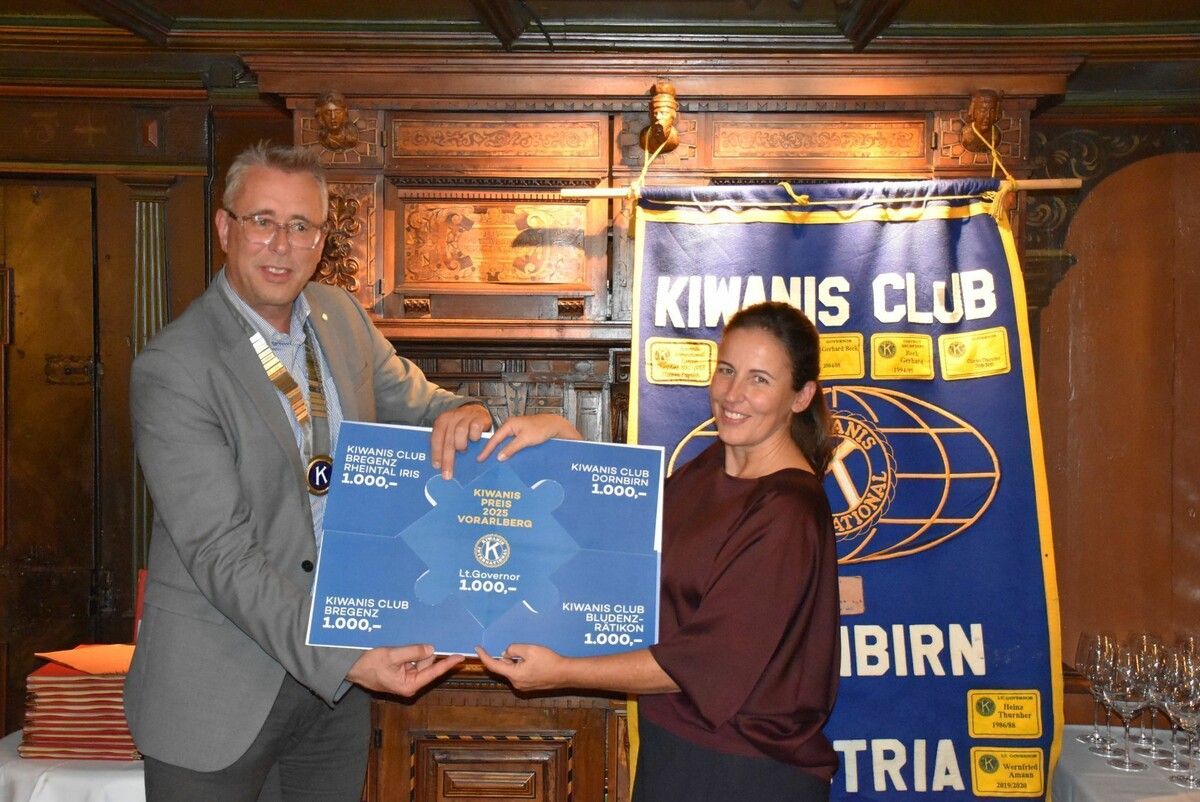 Lieutenant Governor Peter Heine und Monika Thaler mit dem Spendenscheck.⇒Sibylle Reichart