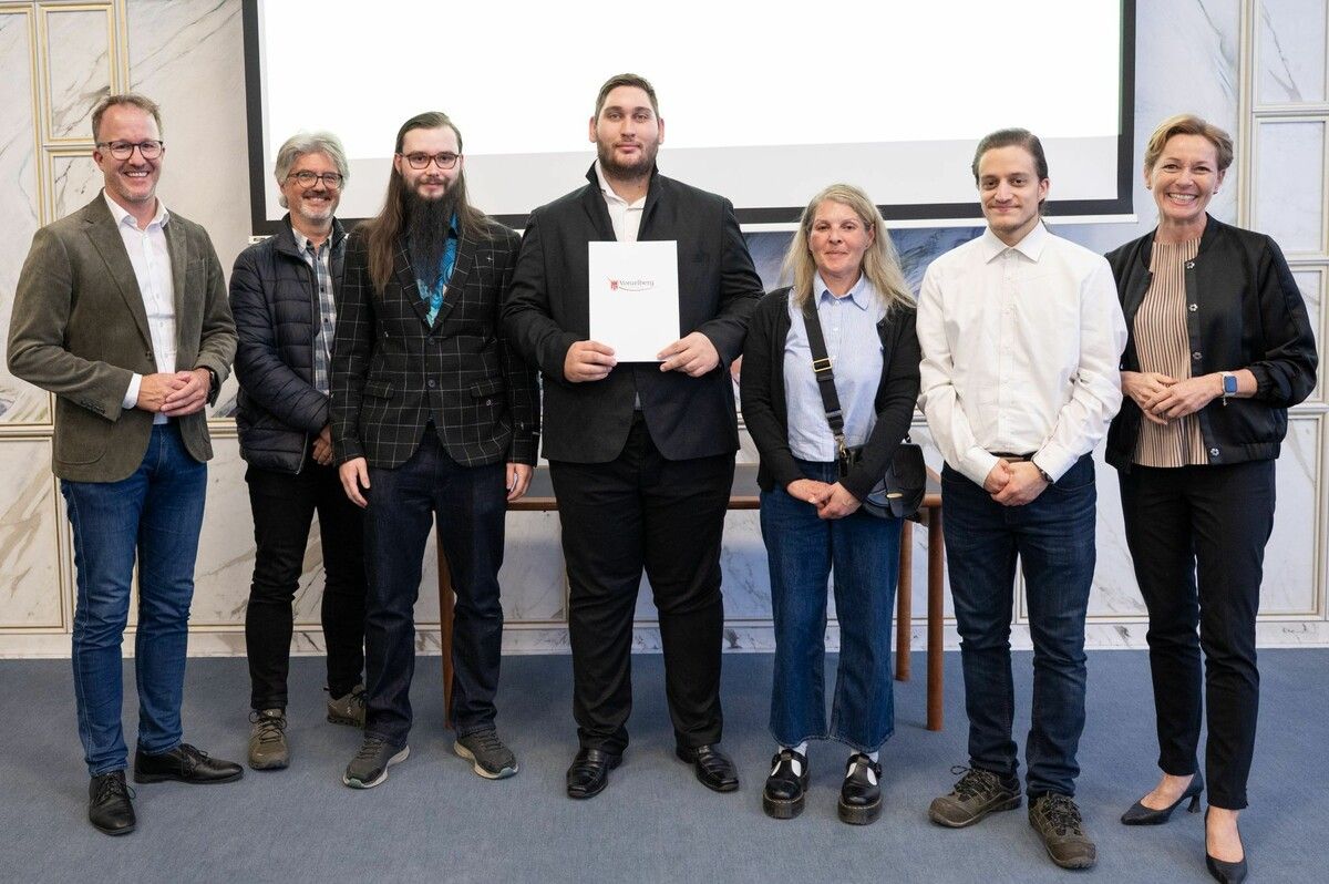 LR Christian Gantner (v. l.), Elmar Luger, Michael Riecnik, Stefan Milenovski, Tanja Golderer, Robert Becker, LR Martina Rüscher.⇒VLK