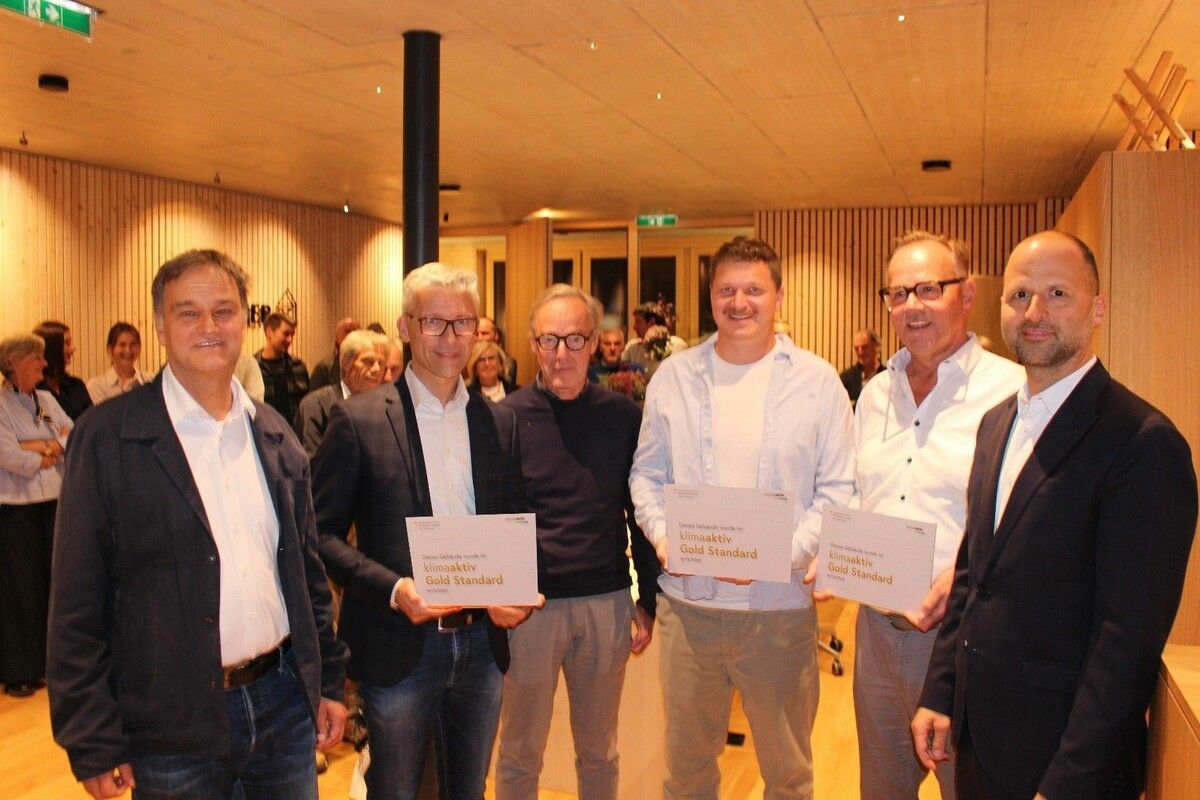 LR Tittler (r.) und Martin Ploß (l.) adelten die Anlage in der Mellen mit „klimaaktiv Gold Standard“ für die Projektpartner Thomas Schöpf, Planer Hermann Kaufmann sowie die Geschäftsführer Oliver und Günter Morscher. ⇒STP (3)