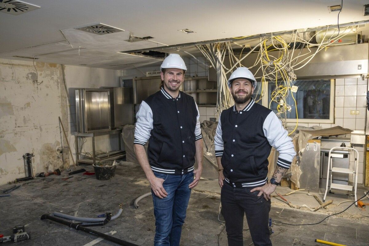 Lukas Buttazoni und David Friedl in Collegejacke bei der Baustellenbesichtigung. ⇒VN/Paulitsch