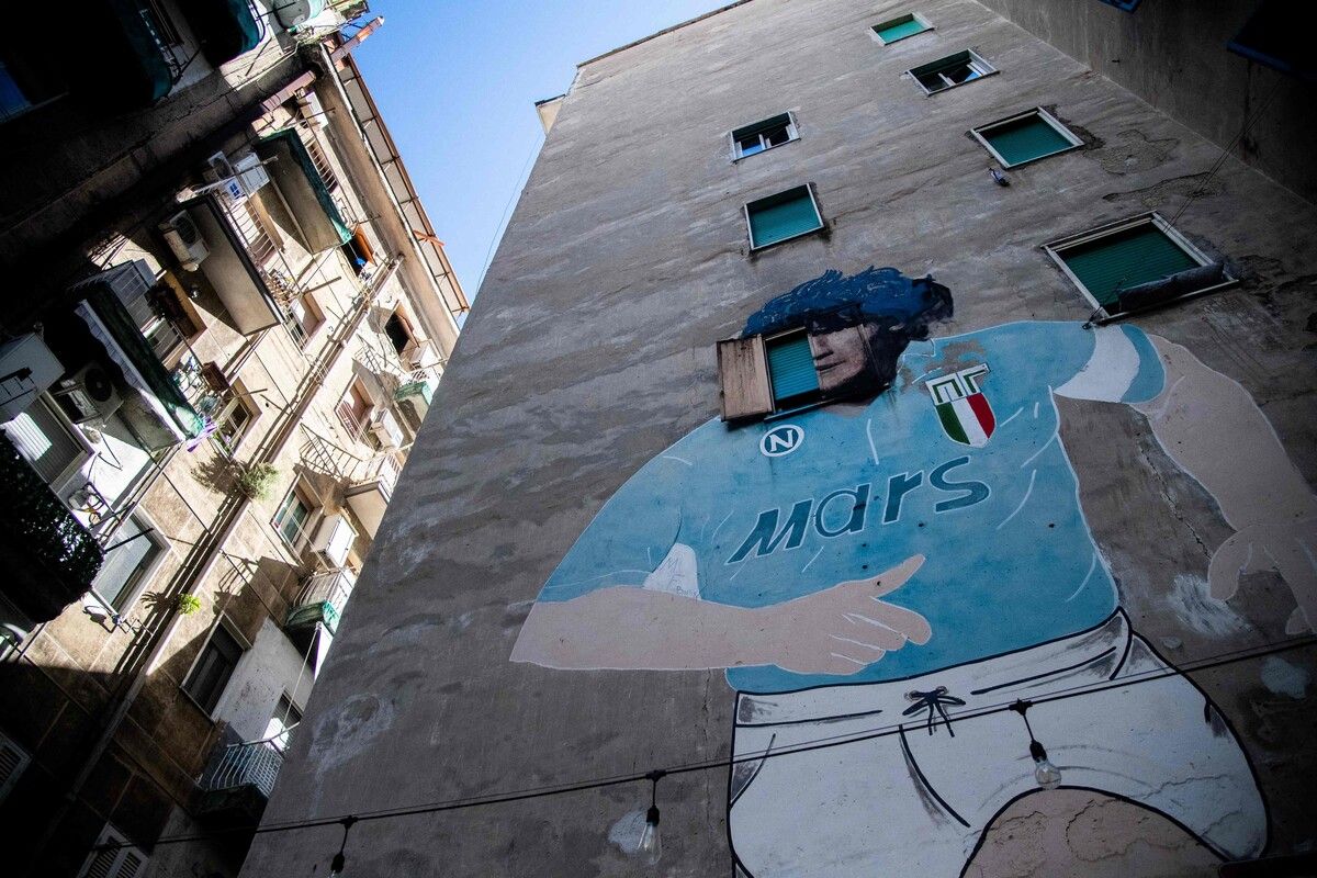 Maradonas Wandbild in der Altstadt von Neapel ist längst Kultstätte.⇒apa