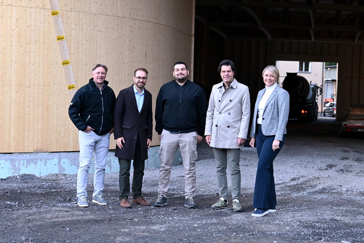 Marcel Längle (Leiter Abteilung Abfallwirtschaft), Stadtrat Clemens Rauch, Martin Bolter (Projektleiter Stadt Feldkirch), Bürgermeister Manfred Rädler und Stadträtin Andrea Kerbleder auf der ASZ-Baustelle. ⇒stadt Feldkirch