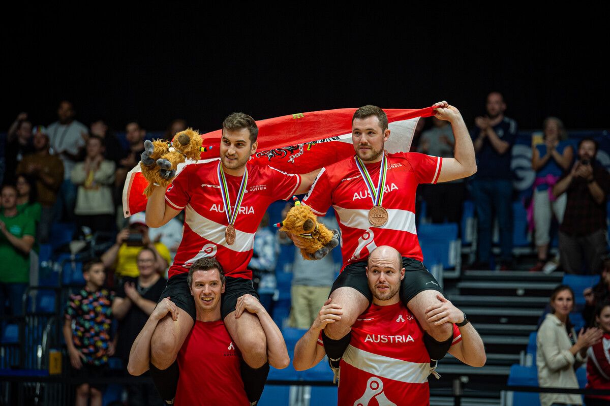 Marcel Schnetzer mit seinem Bruder Patrick auf den Schultern nach dessen Titelgewinn bei der Weltmeisterschaft 2023 in Glasgow.⇒ÖRV