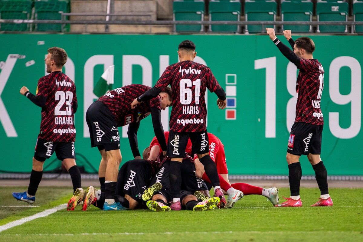 Matchwinner Matthias Maak wurde von einer Jubeltraube seine Mitspieler regelrecht begraben.⇒gepa