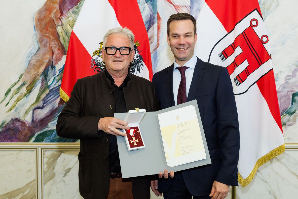 Matthias Ammann mit Bürgermeister Florian Themeßl-Huber. ⇒Bernd Hofmeister