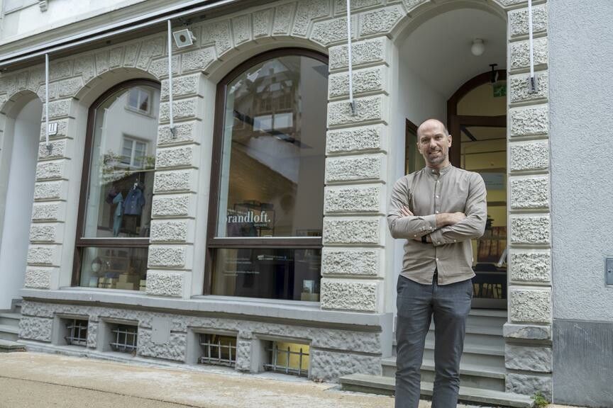 Matthias Frick vor dem Standort in der Deuringstraße.⇒VN/rp