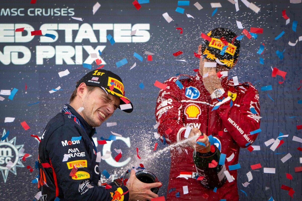 Max Verstappen dominiert aktuell die Formel-1-Rennen und hatte auch bei der Siegerehrung alles im Griff.⇒apa