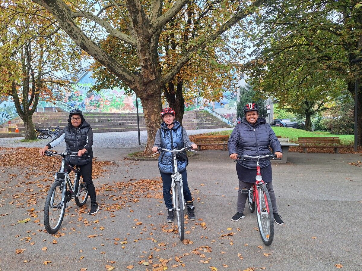 Mehrere Frauen lernten im Kulturhauspark das Fahrradfahren.⇒Stadt Dornbirn