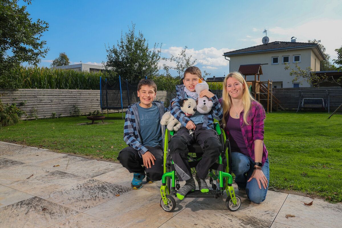 Melanie mit ihren Söhnen Tobias (12) und Lukas (8). ⇒Philipp Steurer