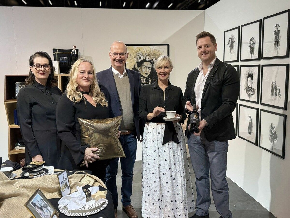 Messe-Geschäftsführer Nilly Nail und Gustav-Projektleiterin Petra Fiel mit Künstlerin Ulrike Maria Kleber, Helga Holzer (Stickerei & Filz) sowie Winzer Anton Hundsdorfer bei der „Gustav“.⇒Sigrid Juen