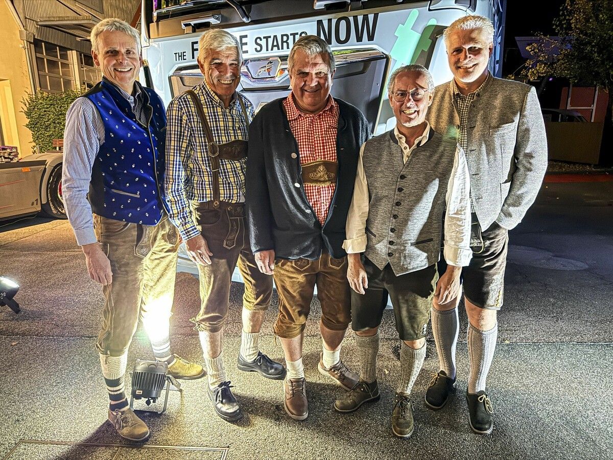 Michael Tagwerker, Ulrich Lins, Mario Maineti, Michael Kramer und Matthias Mayr luden zum Oktoberfest der Ehrungen.⇒ franc