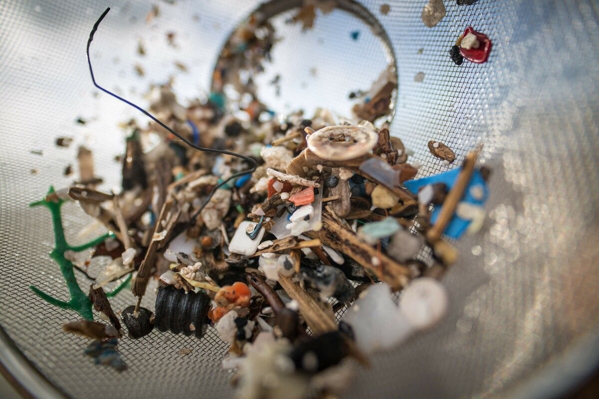 Mikroplastik verteilt sich weltweit – sichtbar, unsichtbar und oft unaufhaltsam. Man findet es mittlerweile an den entlegensten Orten und in menschlichen Organen.⇒afp