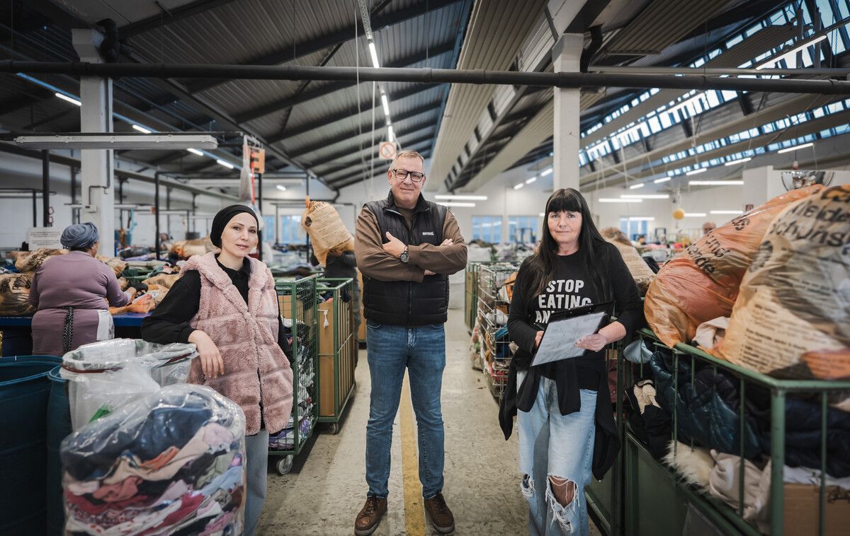Mit carla Tex steht in Hohenems das einzige Sortierwerk in Österreich – im Bild die Mitarbeiter*innen Yilmaz Hediye, Peter Waldmann und Sonja Lenz. ⇒Caritas/Philipp Mück