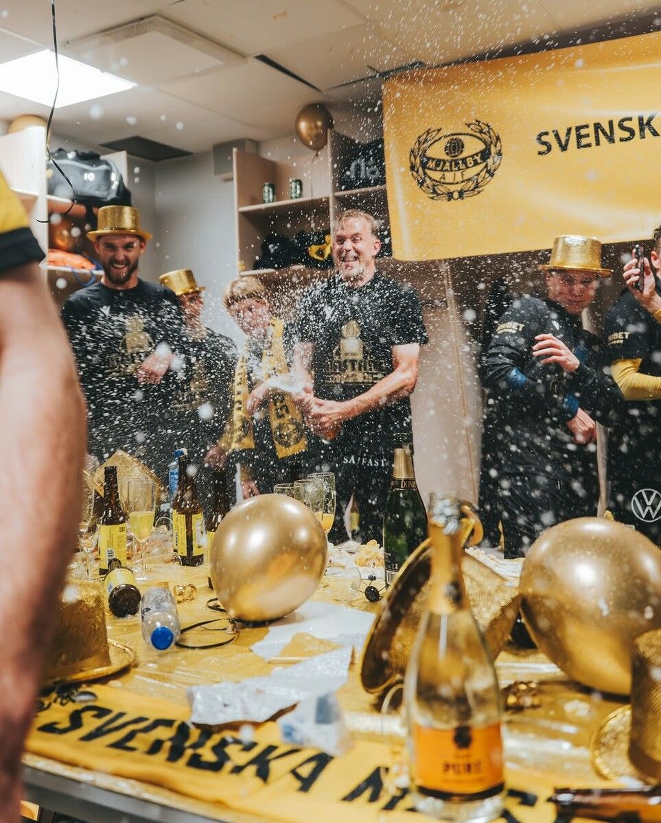 Mit Champagner und goldenen Luftballons wurde der Sensationstitel gefeiert.⇒nv