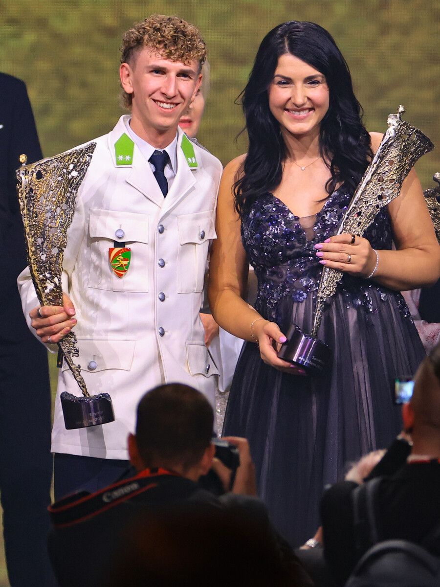 Mit dem Niki als beste Sportler:in Österreichs ausgezeichnet: Ski-Pensionistin Stepanie Venier und Skispringer Daniel Tschofenig.⇒gepa