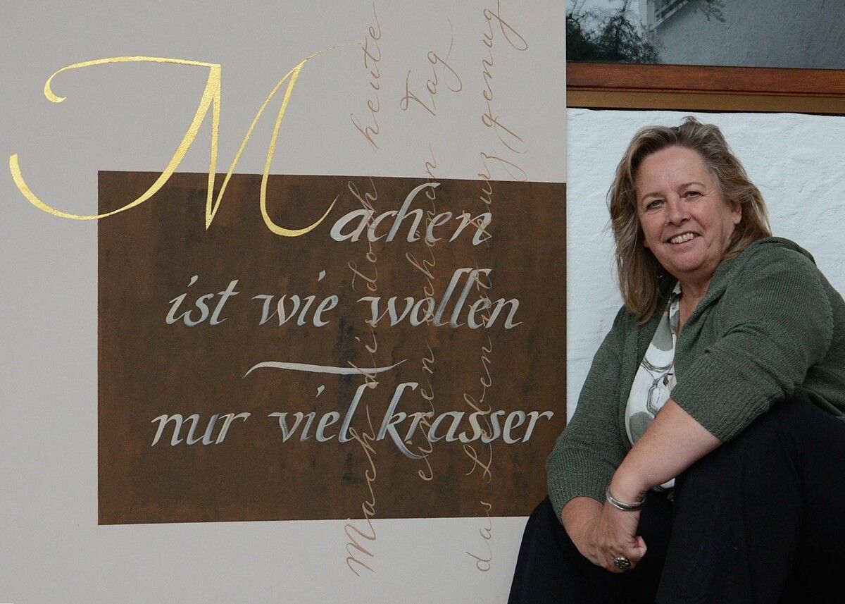 Mit Feder, Tinte und einem Gespür für Ästhetik schafft Renate Welte wahre Kunstwerke. ⇒HRJ (4)