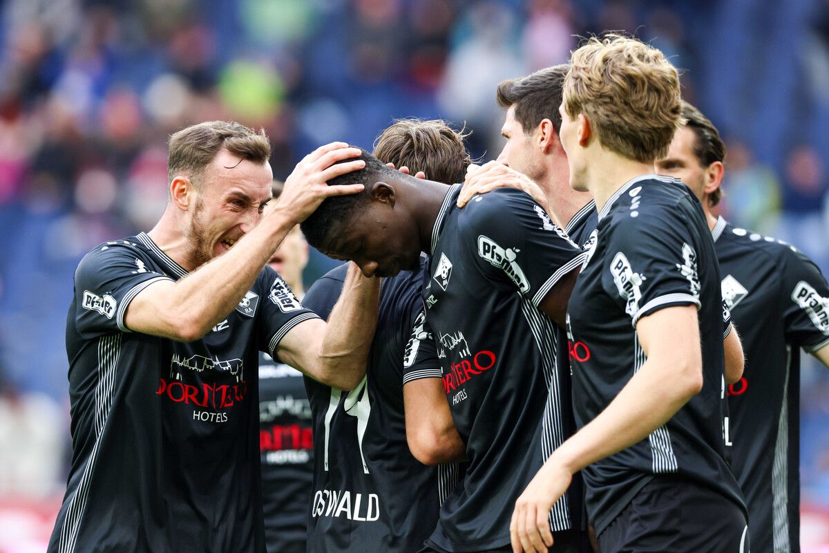 Mit seinem Köpfchen rettete Ousmane Diawara Altach gegen zehn Salzburger noch einen Punkt. Die Spieler dankten ihm dafür.⇒gepa