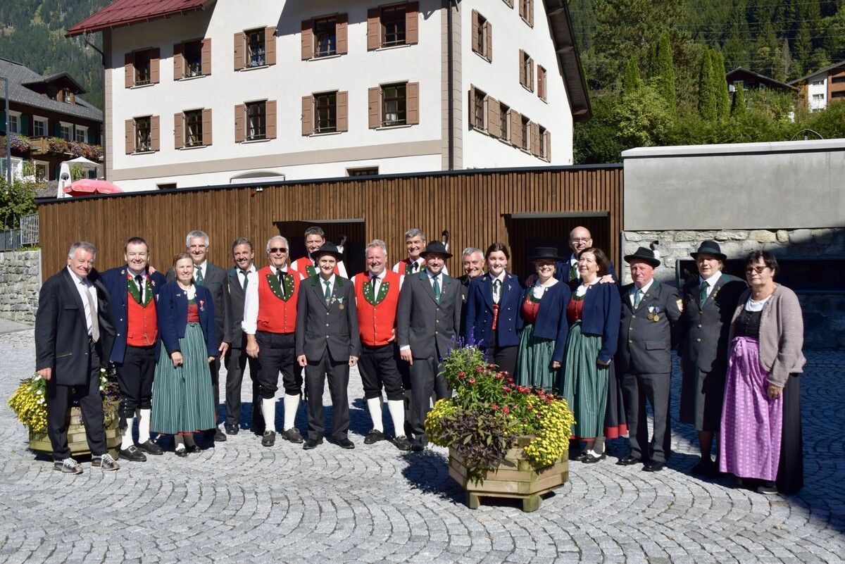 Mitglieder des örtlichen Musikvereins und des Kameradschaftsbundes auf dem neu gestalteten Kirchplatz in Gaschurn.⇒sco