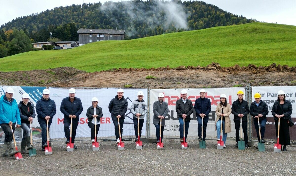 Morscher Bauprojekte und Wohnbauselbsthilfe luden kürzlich zum Spatenstich für eine Wohnanlage nach Hittisau.⇒stp (3)