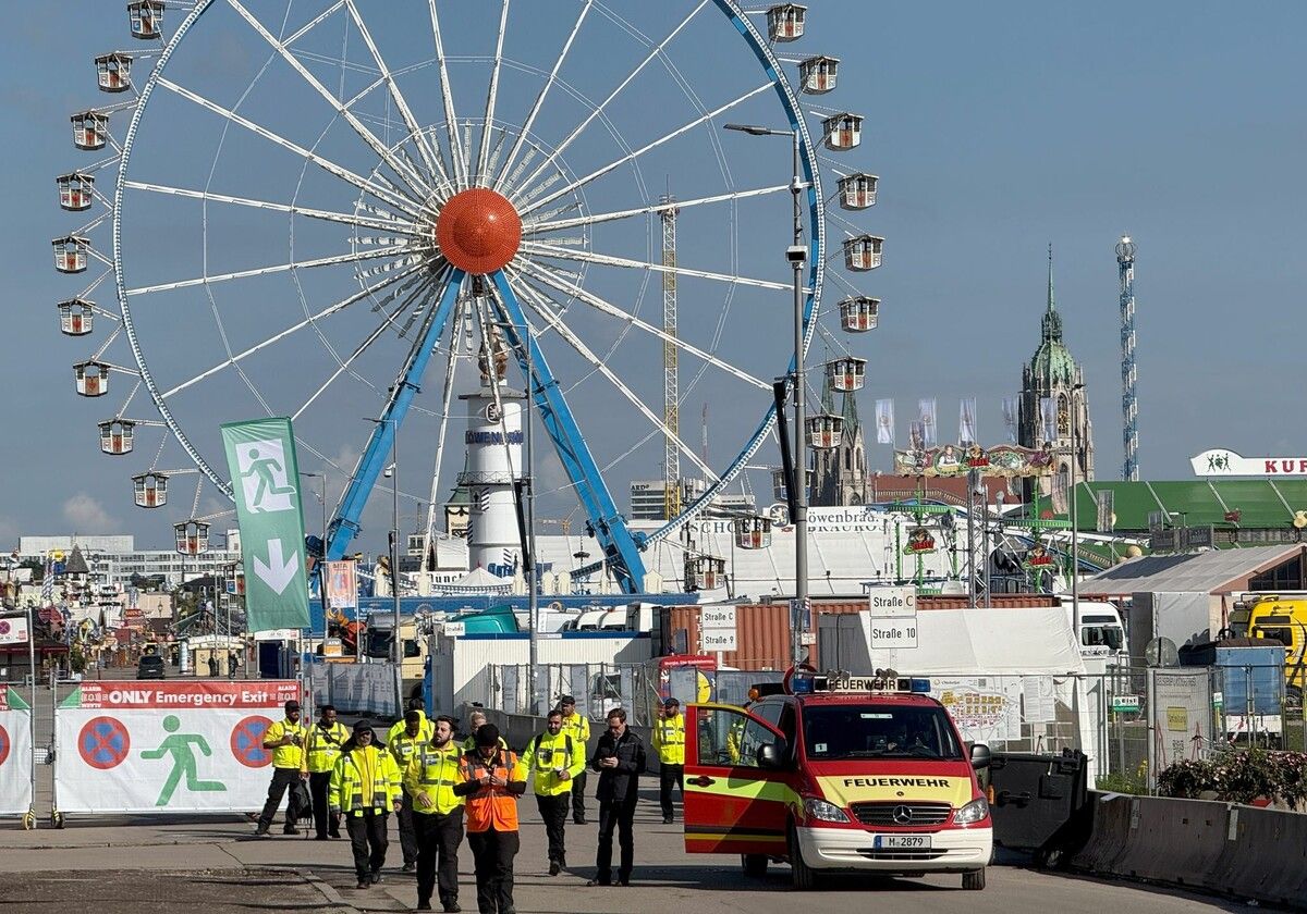 Nach dem Fund des Drohschreibens suchte die Polizei das Gelände mit Spürhunden ab.⇒AFP