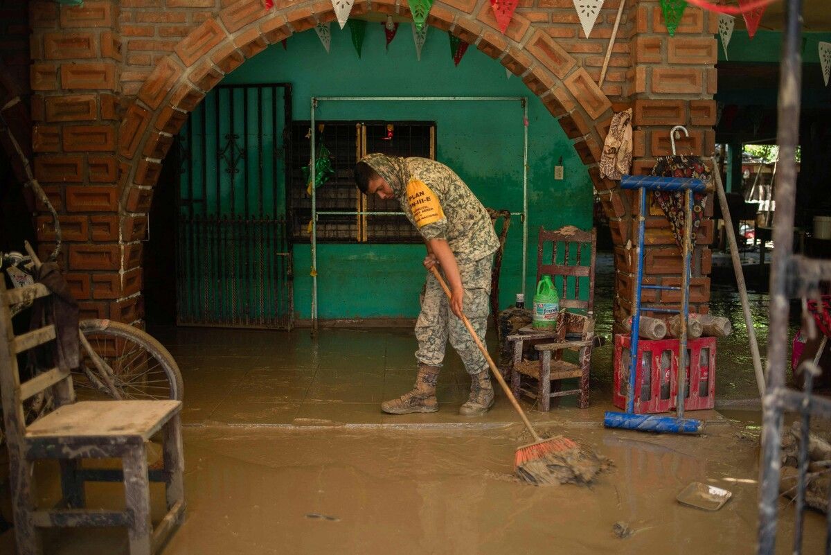 Nach den heftigen Überschwemmungen in Mexiko mit mindestens 64 Toten versuchen Soldaten die Häuser vom Schlamm zu befreien.