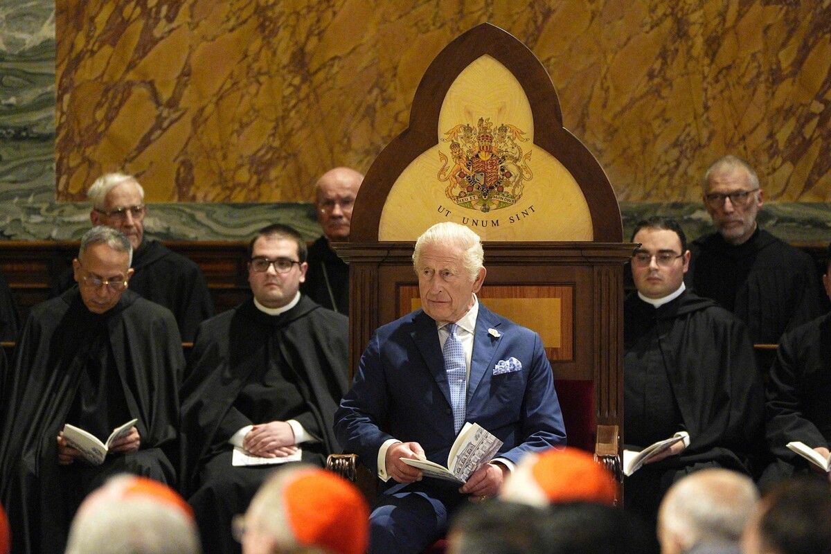 Nach der Feier in der Sixtinischen Kapelle wurde König Charles III. der Titel des sogenannten Königlichen Konfraters verliehen. ⇒AFP