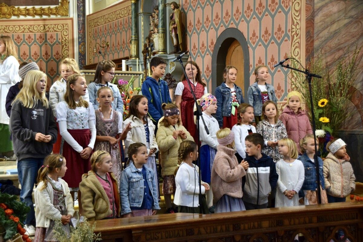 Nach der Messfeier mit dem Kinderchörle im Münster St. Jodok lädt die Pfarre Schruns zum Pfarrcafé im „Stärnasaal“ im Pfarrheim.⇒SCO