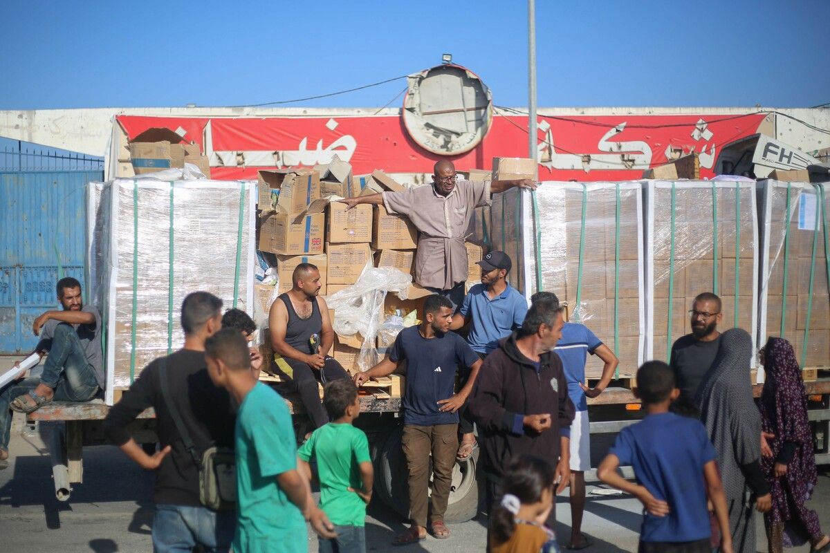 Nach einem kurzzeitigen Aussetzen der Hilfslieferungen erreichten gestern wieder humanitäre Güter den Gazastreifen.⇒AFP (2)
