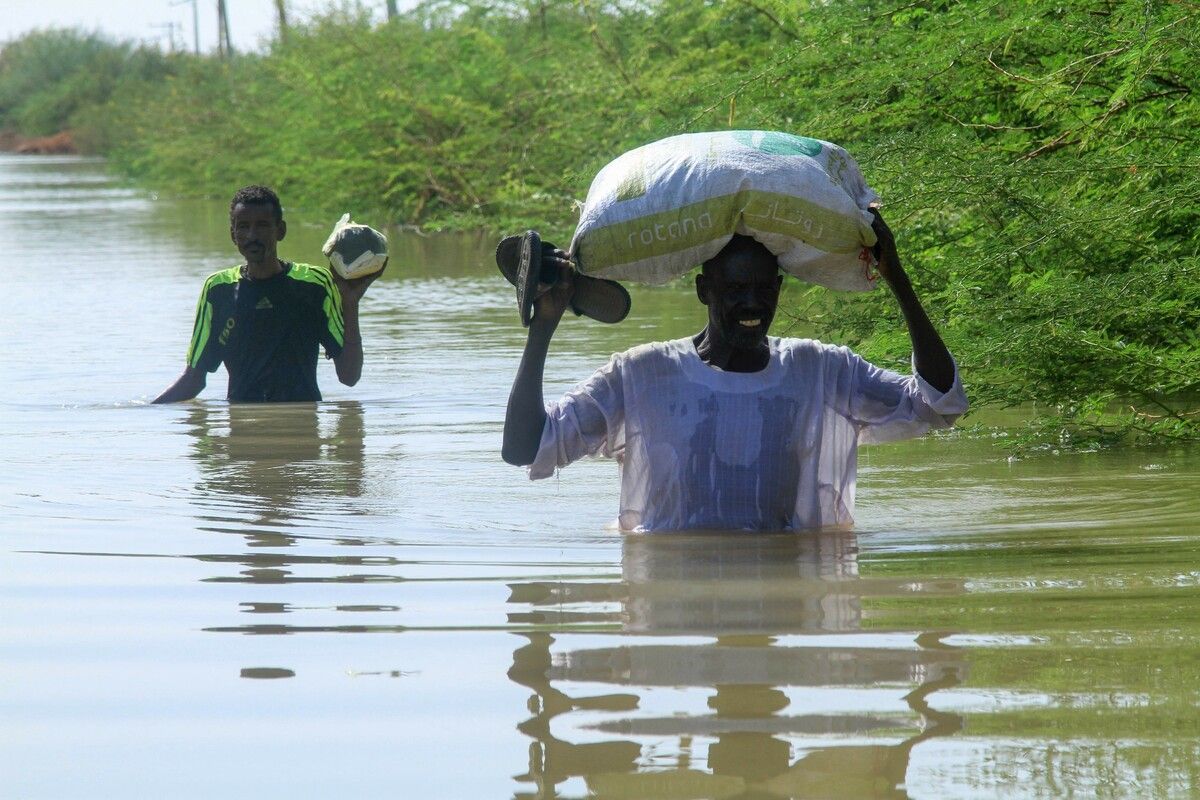Nach massiven Überschwemmungen im sudanesischen Dorf Wad Ramli retten die Bewohner ihre Habseligkeiten.