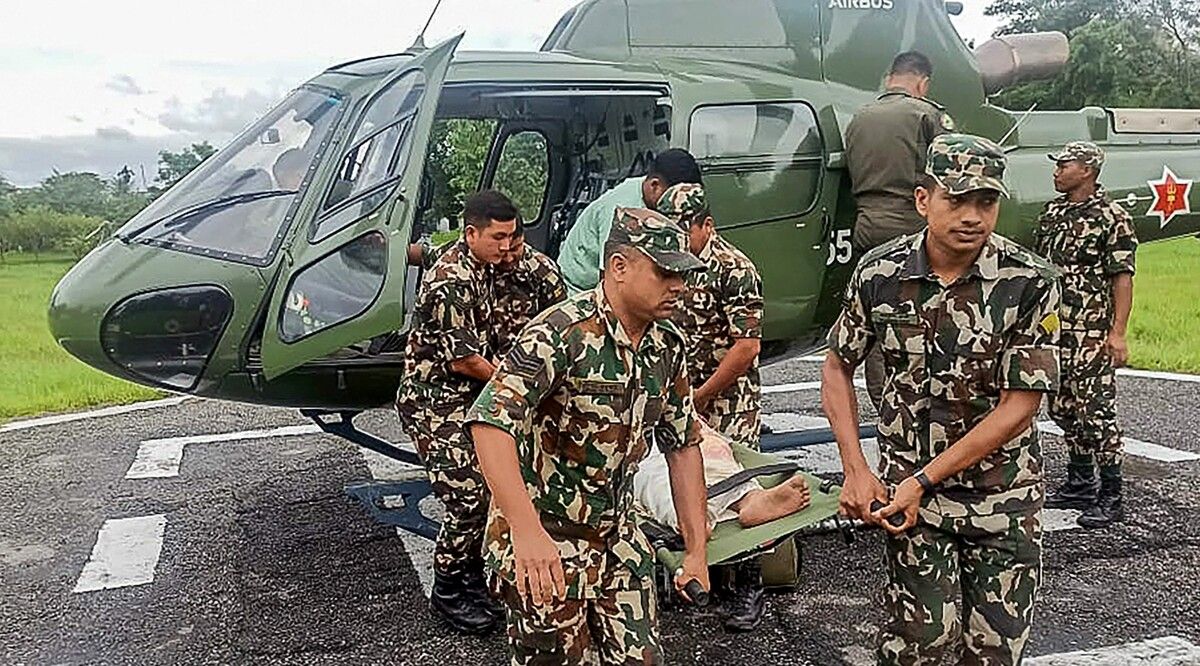 Nepals Armee evakuiert ein Erdrutschopfer.⇒AFP