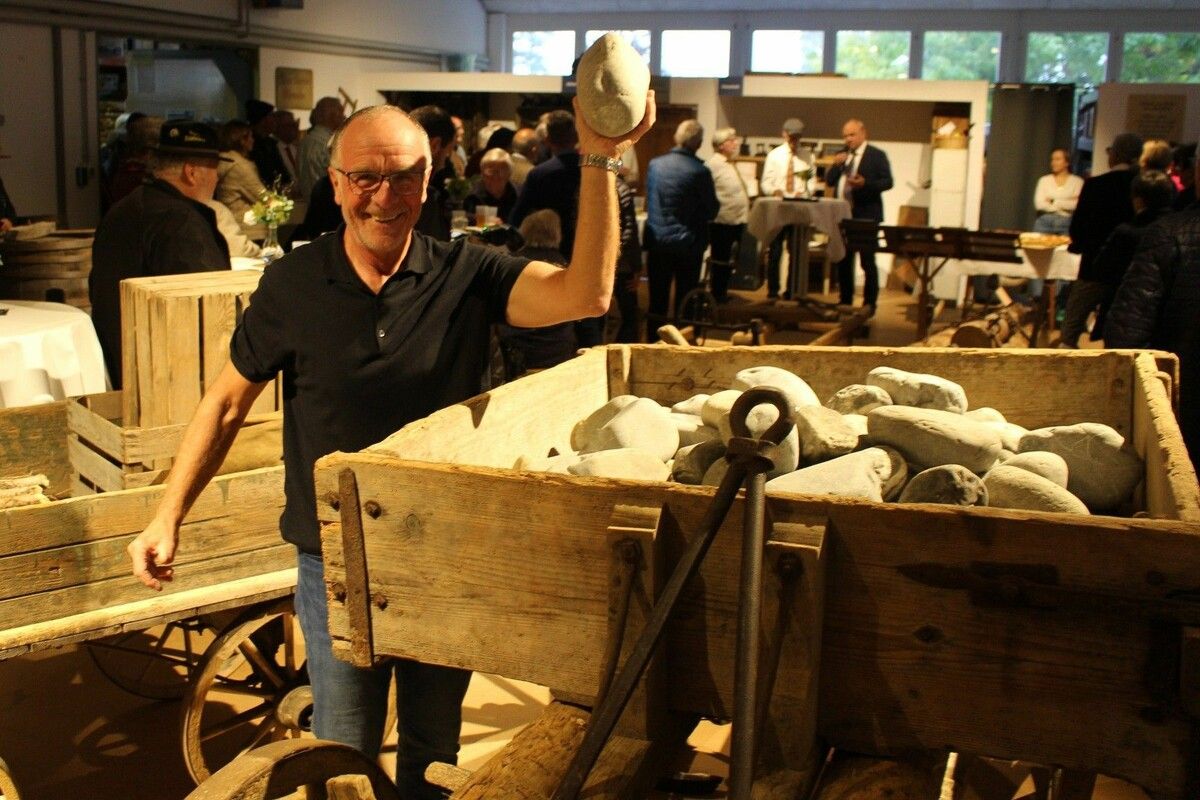 Nicht nur die Vorfahren von Klaus König haben für den Hausbau „Achbollen“ in auf Leiterwagen herangeschafft.