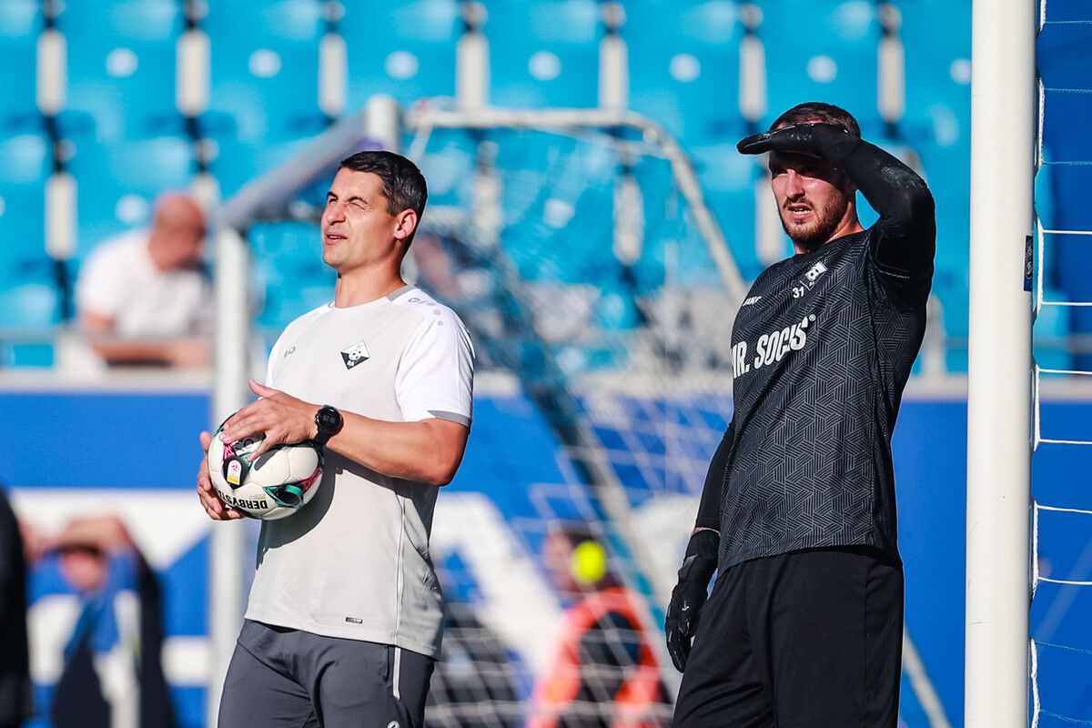 Nicht zuletzt die Verletzung von Ersatztorhüter Daniel Antosch (r.) brachte Tormanntrainer Martin Kobras (l.) zurück auf den Spielbogen. Zumal auch noch Paul Piffer ausfiel.⇒gepa