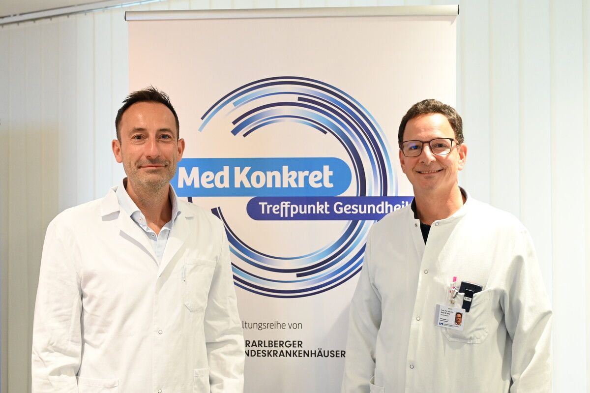 Oberarzt Alexander Brunner (l.) und Primar René El Attal von der Orthopädie im LKH Feldkirch zeigen sich dankenswerterweise terminlich flexibel.⇒vlkh