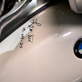 Signiertes „Papst-Motorrad“ für 130.000 Euro versteigert
