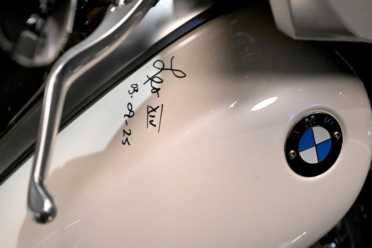 Papst Leo XIV. hatte das Motorrad im September signiert.⇒APA/dpa/F. Hörhager