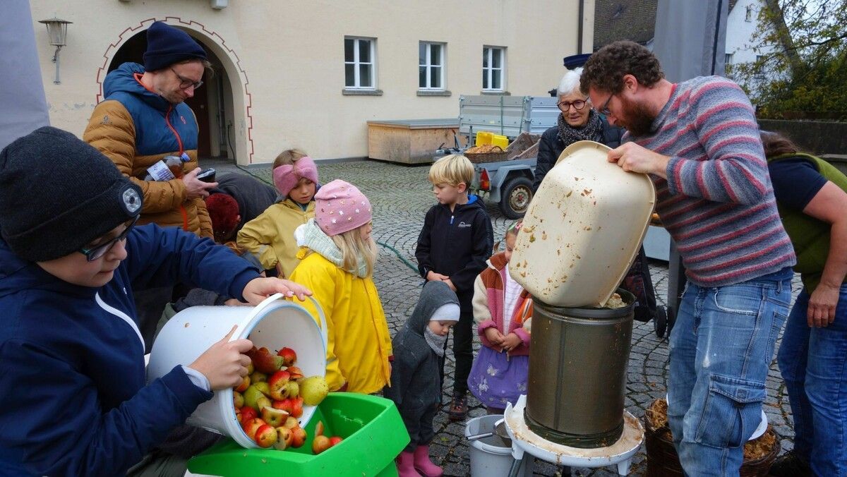 Passend zum „Erntedank“ werden am Hörbranzer Kirchplatz die Naturprodukte publikumswirksam verarbeitet.⇒MST
