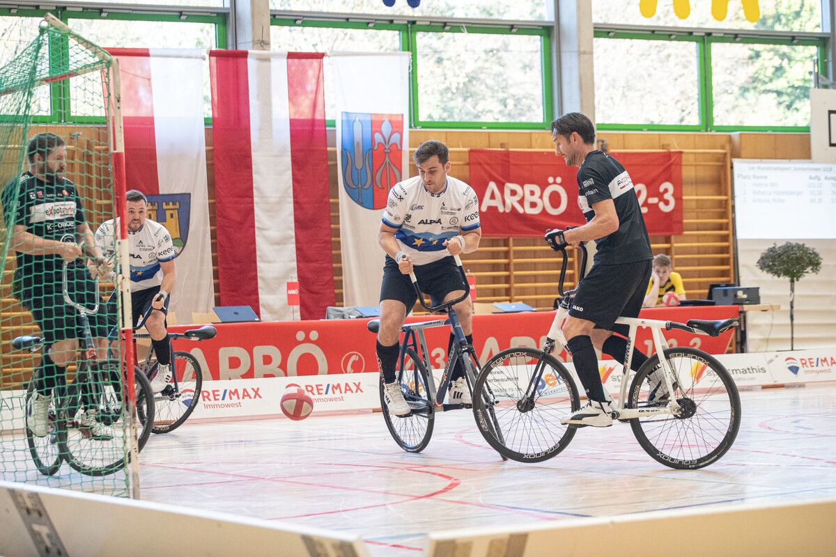 Patrick Schneider (l., weßes Trikot) und Stefan Feurstein holten sich ohne Punktverlust in 21 Spielen die nationale Radballkrone.⇒