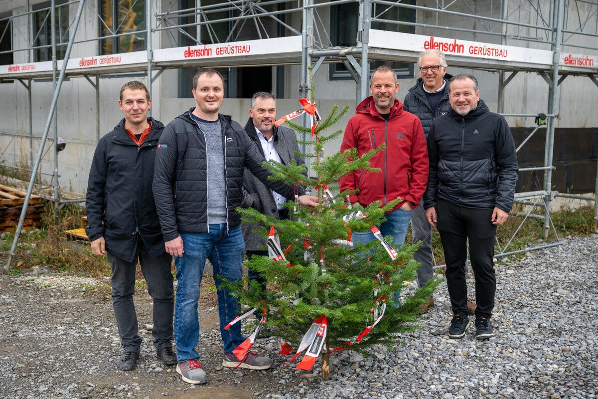 Patrick Ströhle (Alpenländische), Josef Rädler und Harald Hutter (beide Rhomberg Bau GmbH), Markus Allgäuer (Alpenländische Vorarlberg), Reinhard Drexel (drexel architekten ZT OG) und Bürgermeister Harald Witwer.⇒Alpenländische Speckler