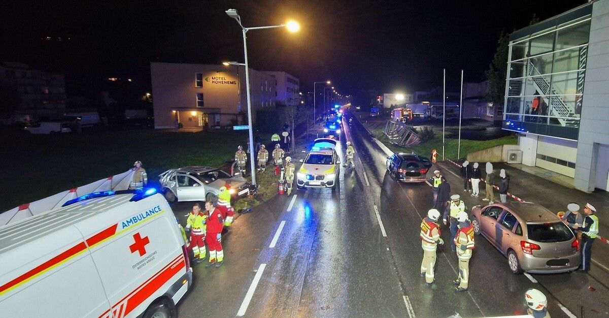 Polizei, Rettung und Feuerwehr rückten kurz nach 19 Uhr zur Unfallstelle an. ⇒Feuerwehr Hohenems (2)