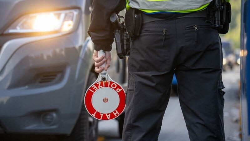Polizeikontrolle am Rastplatz Schlins: Zahlreiche Verstöße gegen Lenk- und Ruhezeiten festgestellt.⇒APA/dpa/Harald Tittel