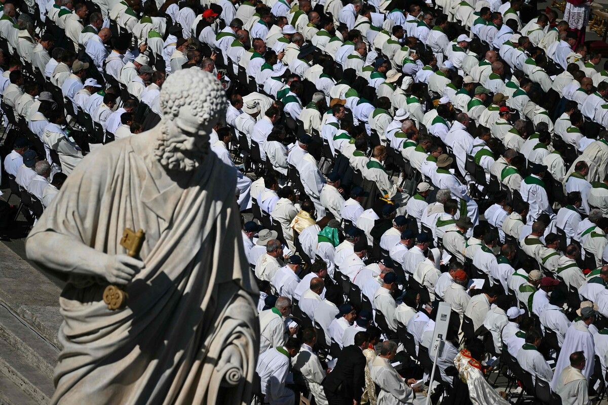 Priester nahmen auf dem Petersplatz in Rom an der Jubiläumsmesse für das geweihte Leben teil, die von Papst Leo XIV. zelebriert wurde. AFP (4); dpa