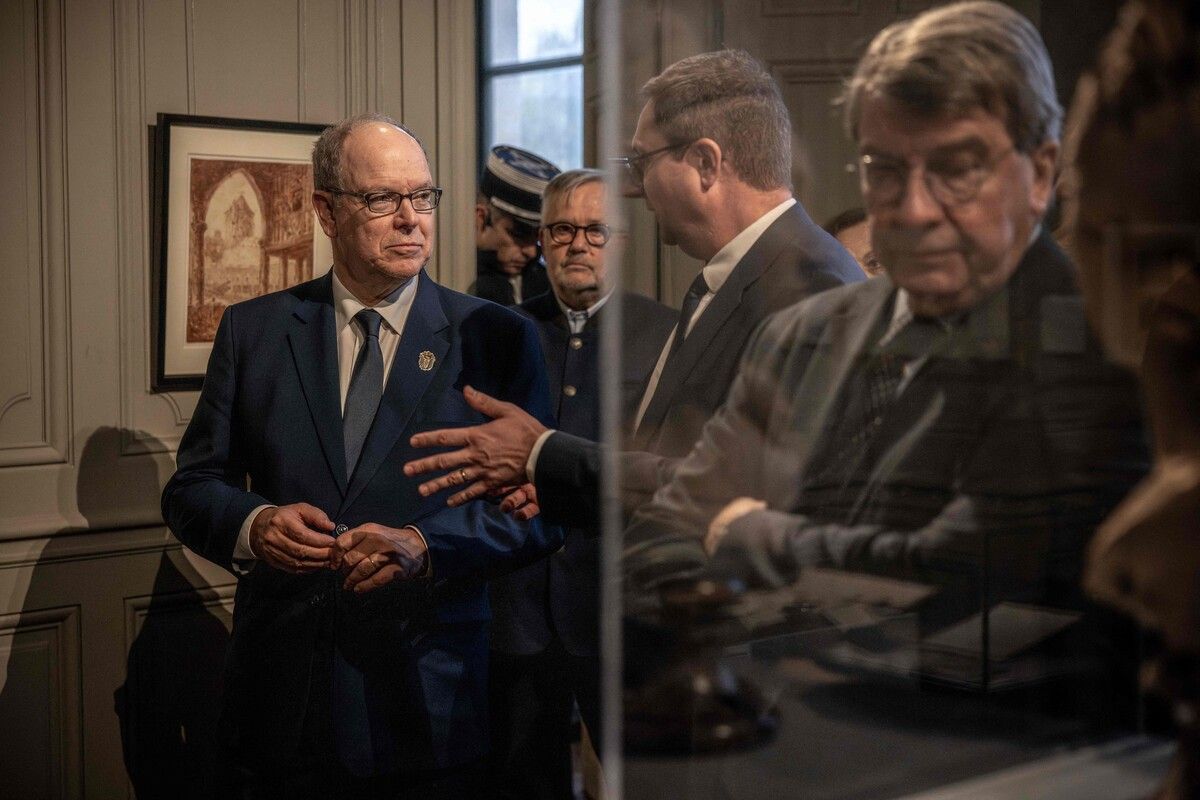 Prinz Albert von Monaco besucht im französischen Schloss Chantilly eine Ausstellung, die Marie Catherine de Brignole-Sale, der ehemaligen Fürstin von Monaco, gewidmet ist.