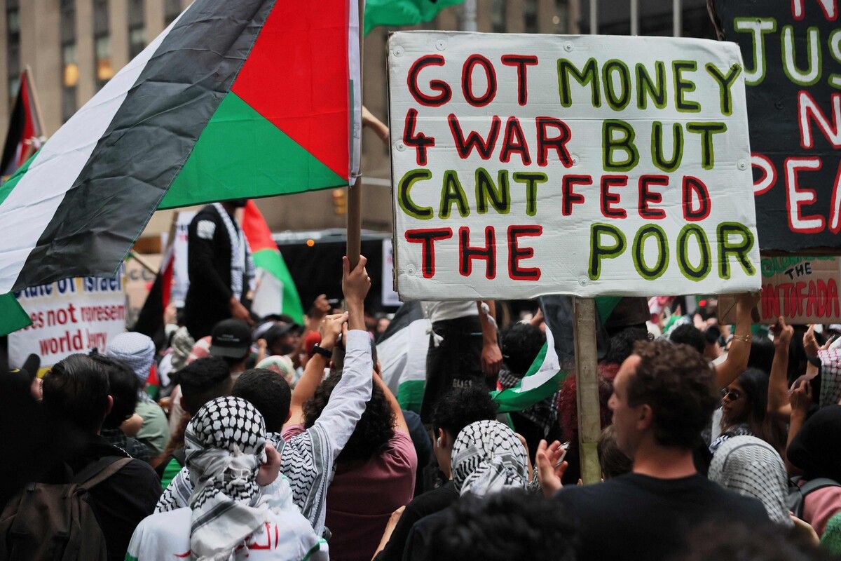 Pro-palästinensische Aktivisten protestieren vor dem Newscorp-Hauptquartier in New York gegen den Gaza-Krieg.